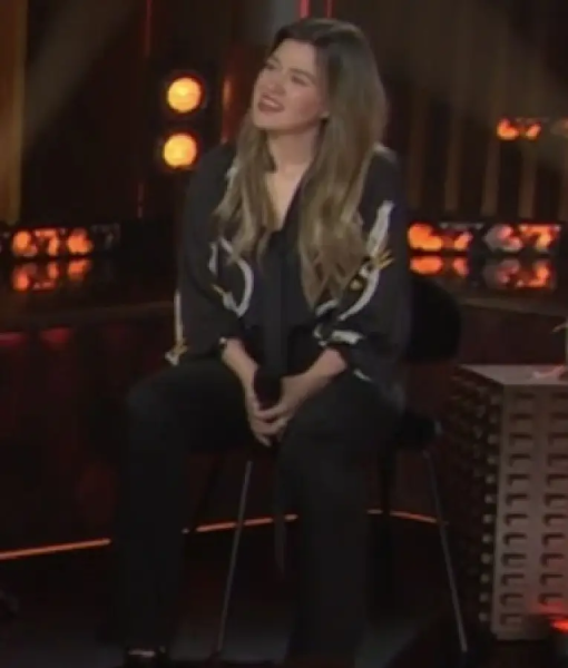 E News 2025 Kelly Clarkson Printed Tie Neck Blouse