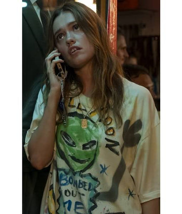 THE WHITE LOTUS S03 Aimee-Lou Wood Bomber Out Me Boy Print T-Shirt